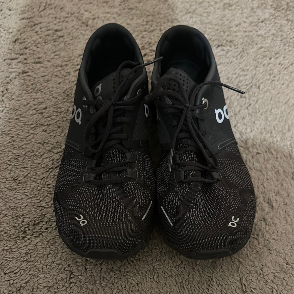 On Cloud Women’s Black Sneakers